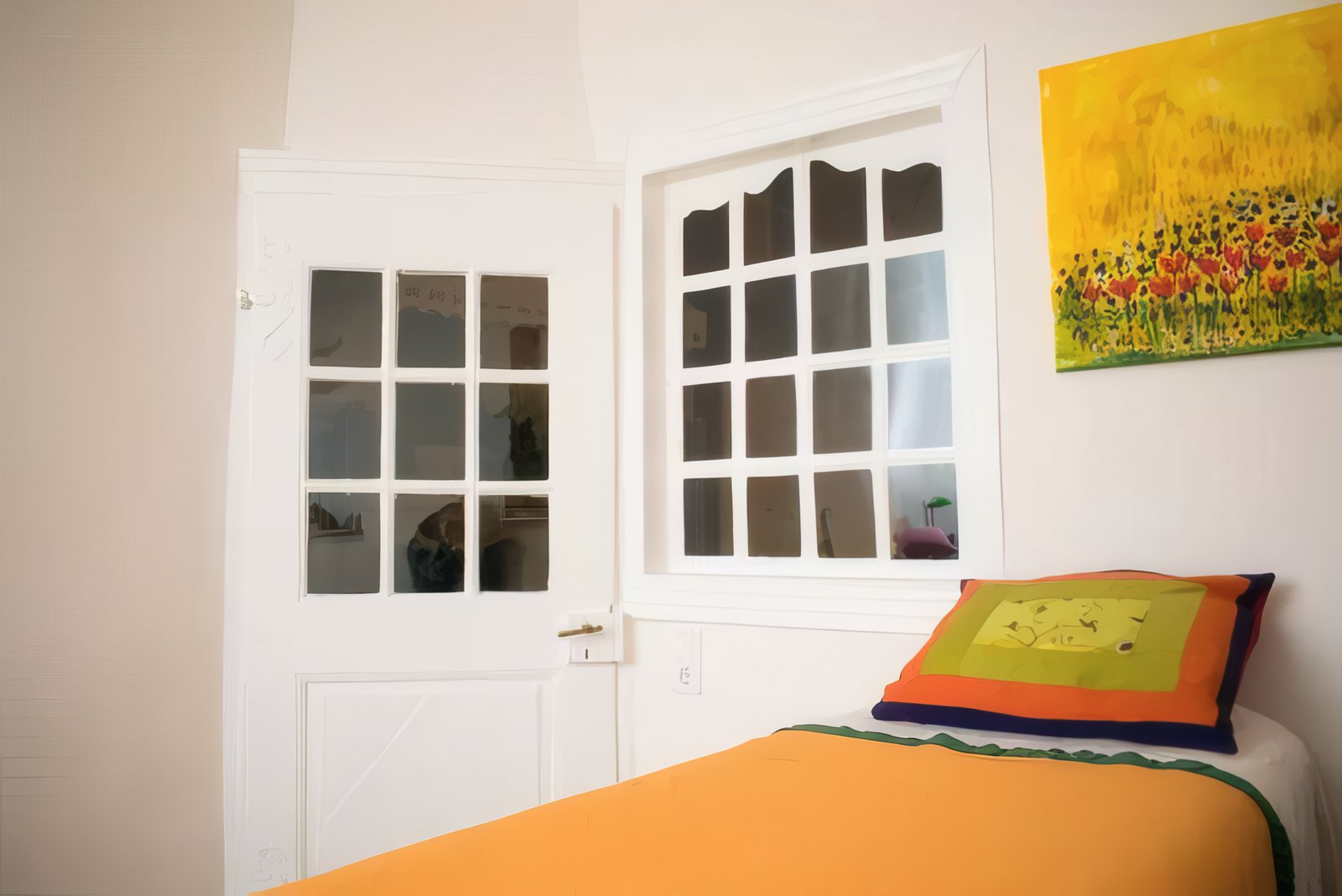 Behandlungsraum der Praxis mit Massageliege und Mohnblumen-Bild