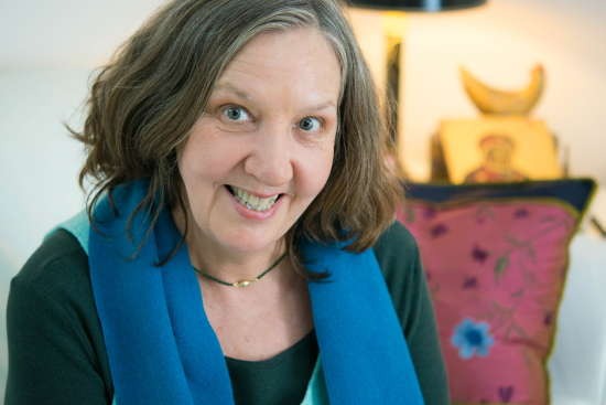 Porträt von Katharina Krogbäumker mit blauem Schal